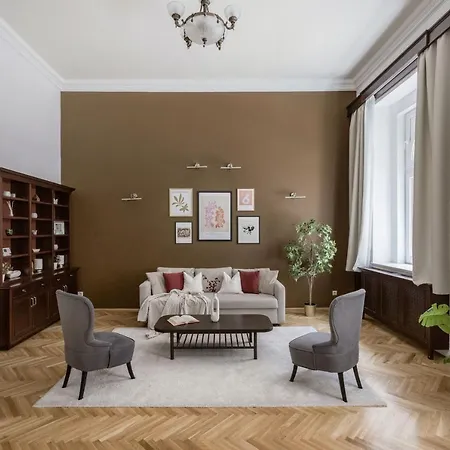 Luxe, Historic Near Downtown Landmarks 19th Century Apartment