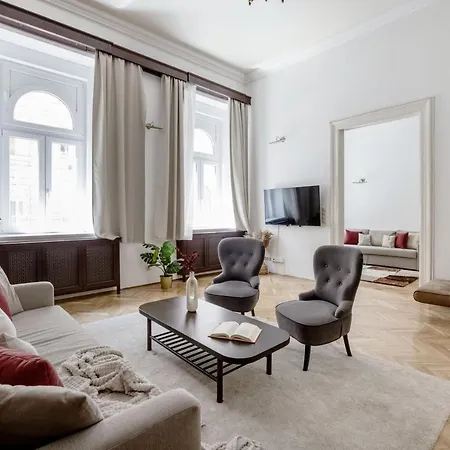 Apartment Luxe, Historic Near Downtown Landmarks 19th Century Budapest