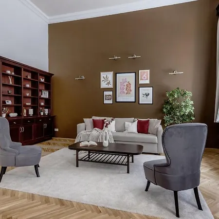 Luxe, Historic Near Downtown Landmarks 19th Century Apartment *