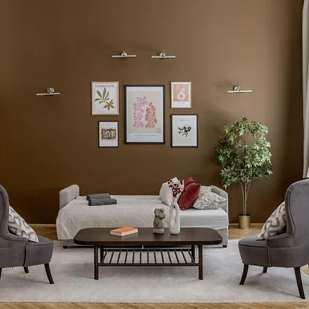 Luxe, Historic Near Downtown Landmarks 19th Century Apartment