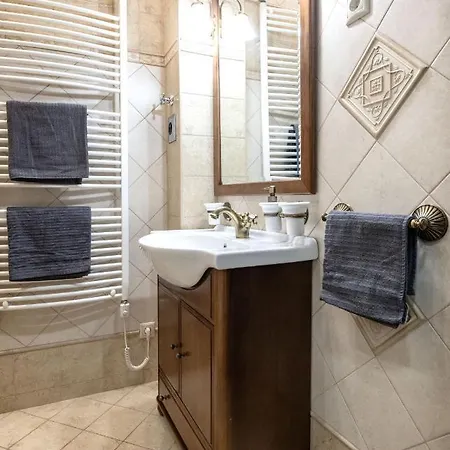 Luxe, Historic Near Downtown Landmarks 19th Century Apartment
